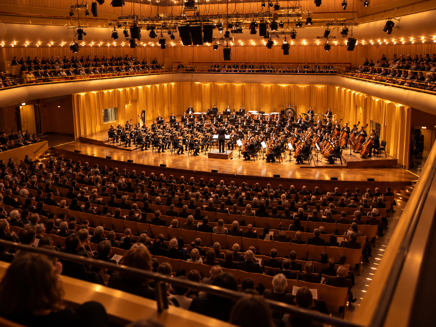 Konsertsalen i Berwaldhallen med orkester på scenen och publik i parkett